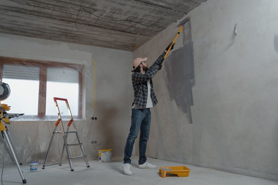 Pintura y acabados de una reforma de vivienda en Sevilla